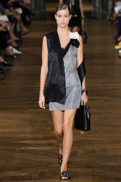 Look 16